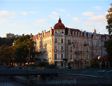 Excursión a la localidad termal de Karlovy Vary con un guía privado