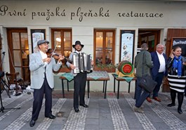 Fiesta de Nochevieja en la cervecería tradicional «U Pinkasů»