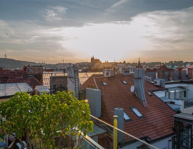 Relajante jacuzzi exterior en exclusiva con vistas a los tejados de Praga