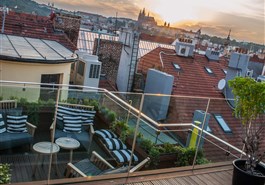 Relajante jacuzzi exterior en exclusiva con vistas a los tejados de Praga