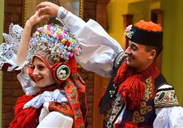 Cena tradicional y danzas folclóricas