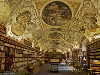 en:A Baroque library with a vaulted ceiling adorned with detailed frescoes and wooden shelves filled with antique books ;fr:Bibliothèque baroque avec son plafond voûté orné de fresques détaillées et ses étagères en bois remplies de livres anciens