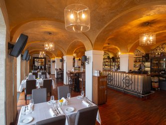 en:Dining room with a vaulted ceiling and white pillars; fr:Salle de restaurant avec un toit voûtée et des piliers blancs