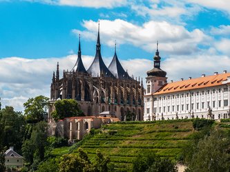 en:A magnificent church known for its tent-shaped roofs, topped with spires ;fr:Une magnifique église réputée pour ses toits en forme de tente, surmontés de pics